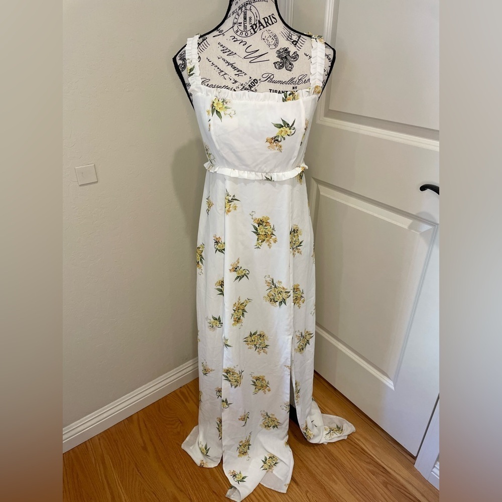 Show Me Your MuMu size Medium White Floral Dress With two Front Slits